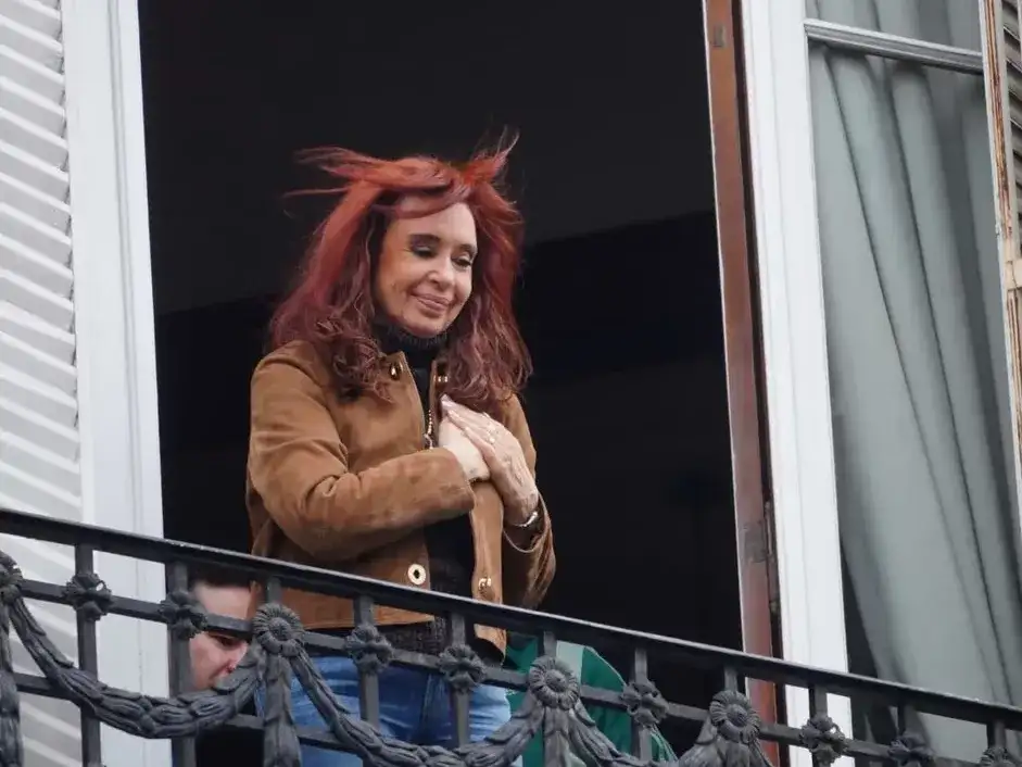 Cristina Kirchner saludó a la militancia desde el balcón.
