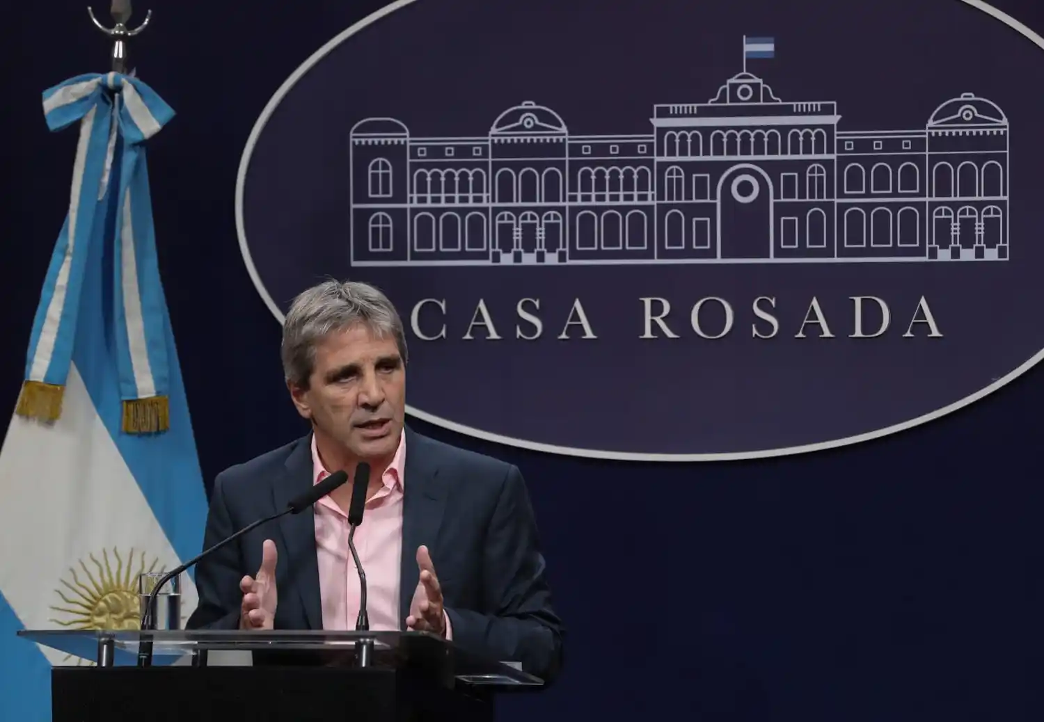 El Gobierno rechazó una devaluación y volvió a poner en pausa la salida del cepo