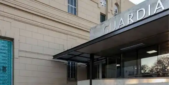 En plena calle, una joven fue atacada por su pareja y tuvo que ser trasladada de urgencia al Cullen