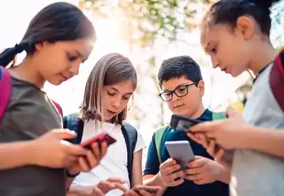 Pacto parental: 300 familias de un colegio acordaron no darles un celular a los chicos hasta los 13 años