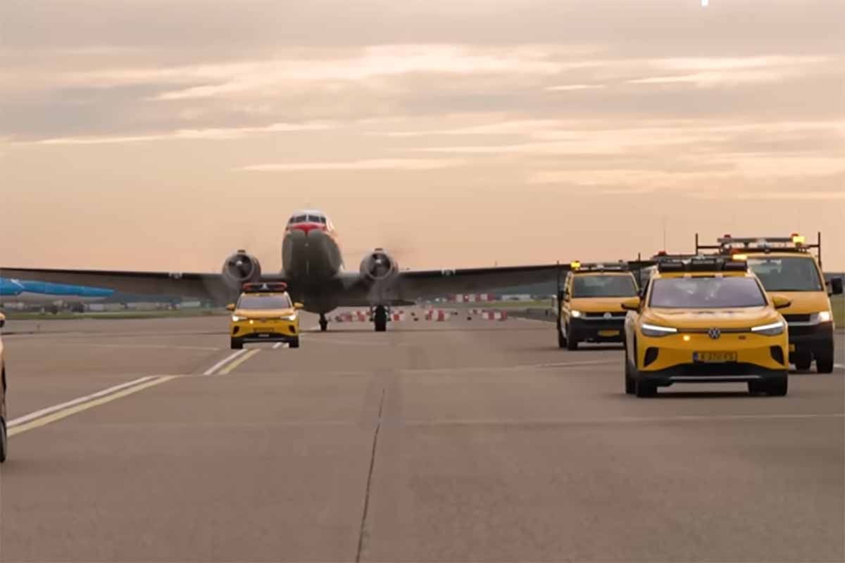 Un legendario DC-3 aterriza por última vez en el aeropuerto de Amsterdam
