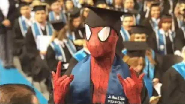Furor por joven que recibió su diploma vestido de Hombre Araña