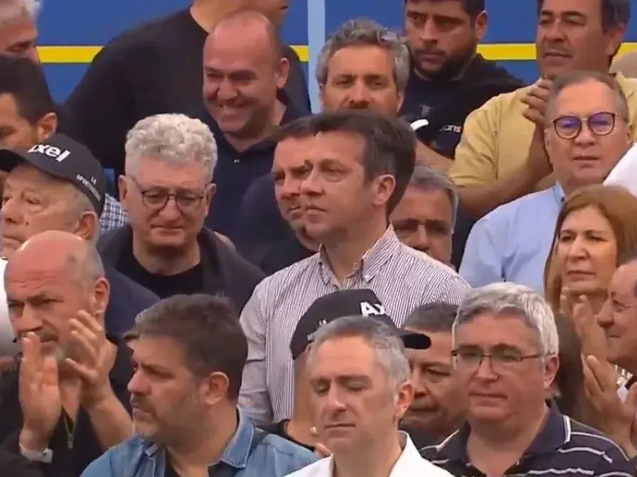 Palco. Arturo Rojas se ubicó entre las principales figuras políticas en el acto de Axel Kicillof en Avellaneda.