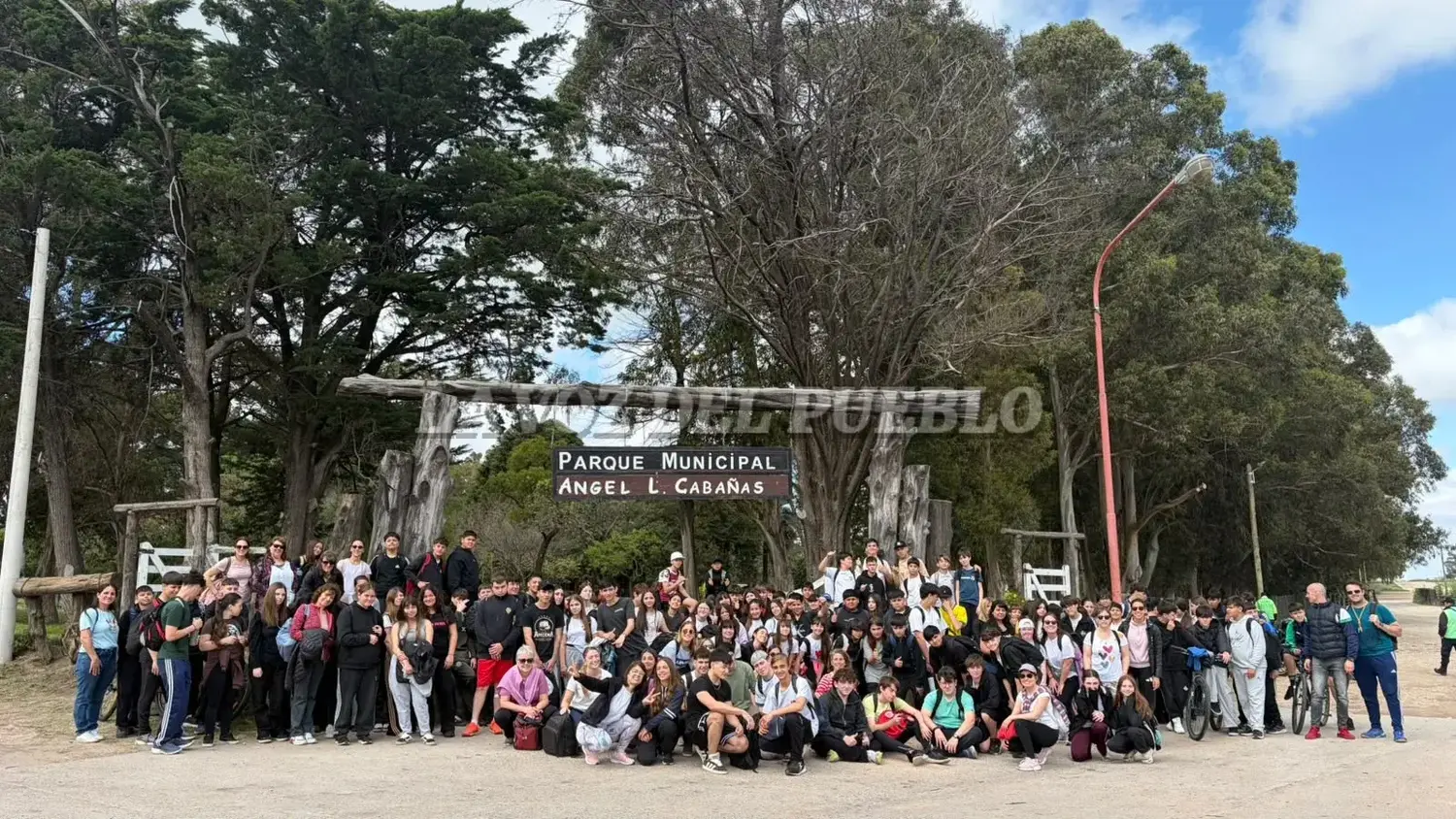El contingente fue compuesto por 143 alumnos, docentes, auxiliares y directivos de la institución. Una jornada recreativa con la intención de celebrar y concientizar sobre el día de la Educación Física