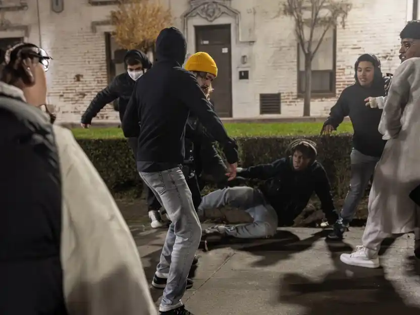 La golpiza ocurrió en avenida Moreno al 300 en la madrugada de éste sábado
Captura del video editada con IA - Grok