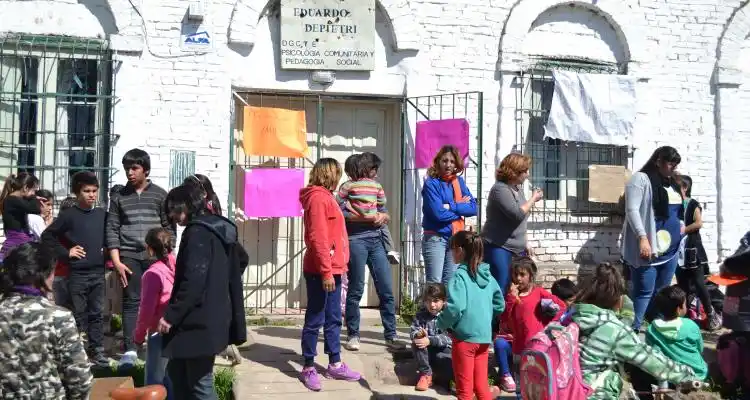 Madres y docentes del CEC 802 protestaron contra la reincorporación de una maestra denunciada