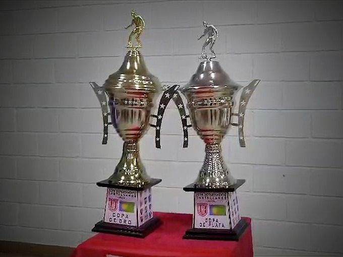 Las Copas de Oro y Plata que estan en juego en el torneo departamental.