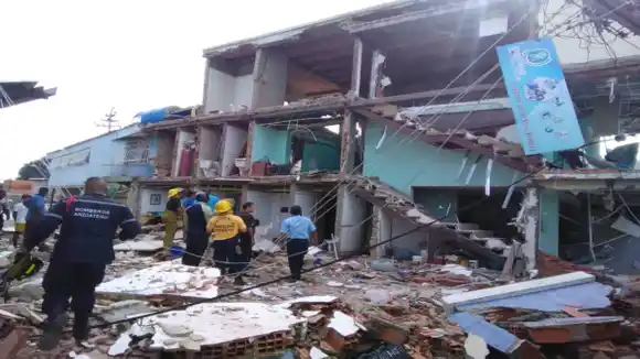 VARIOS PISOS SE DERRUMBARON: dos heridos deja la explosión en un edificio por fuga de gas en Anzoátegui