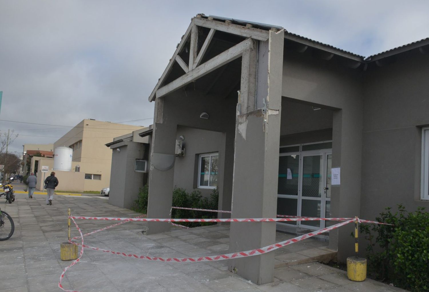 Se derrumbó parte de la fachada del Centro de Día de Salud Mental pero no hubo heridos