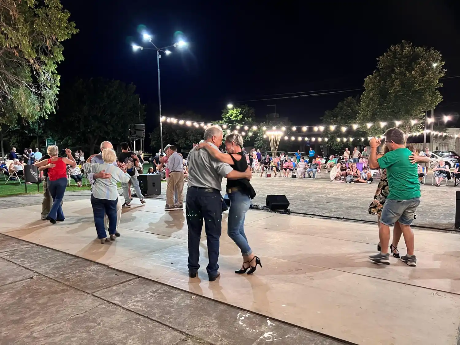 Buen cantidad de vecinos se sumó a la pista.