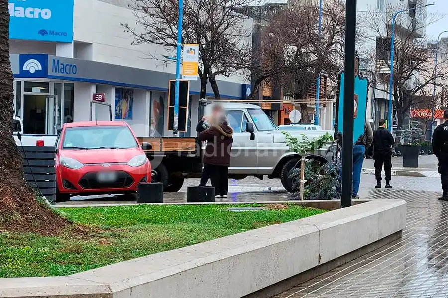 Fuerte choque en pleno centro: una camioneta terminó en medio del cantero