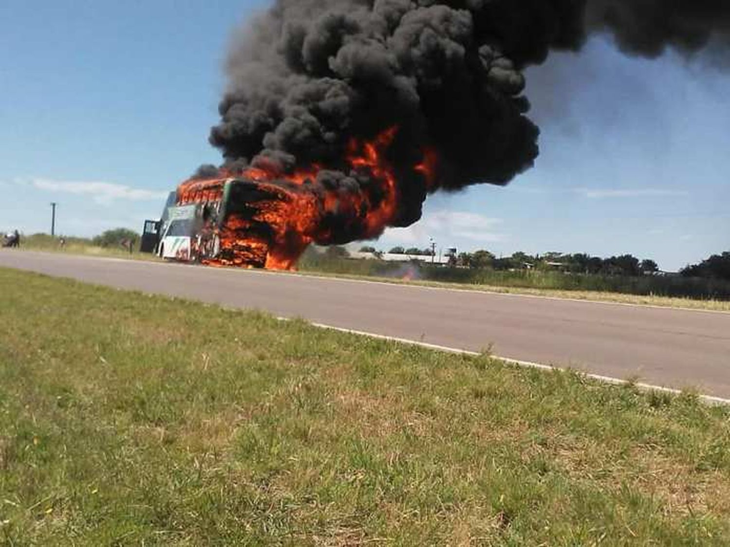 Video: el momento en que se incendia un micro que iba a Concepción del Uruguay