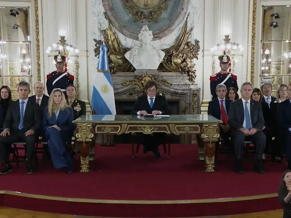 El presidente Javier Milei, junto a su gabinete, durante la cadena nacional.