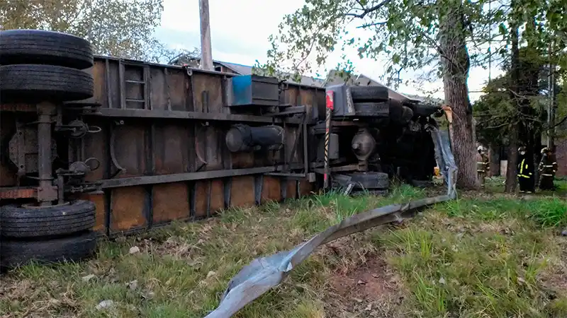 Tras dejar mercadería en Gualeguaychú, un camión volcó y se incrustó contra una garita en la Autovía 14