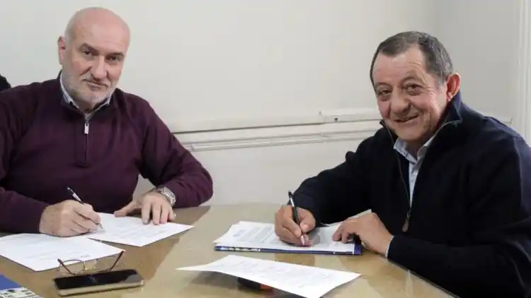 Firma. Entre el intendente Marini y Marcelo Aba
