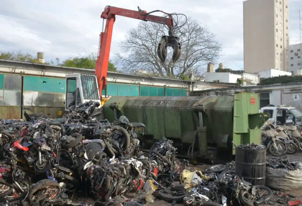 Se completaron las tareas de descontaminación, compactación y disposición de vehículos
