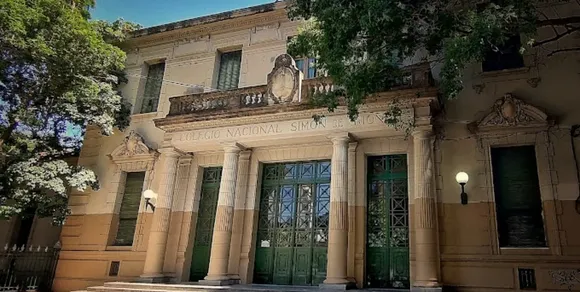 Feroz enfrentamiento entre menores frente a una escuela santafesina: uno tenía una "chuza" en la mochila
