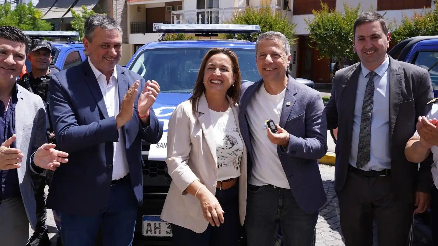 Bernarte recibe de Prunotto las llaves de una de las nuevas camionetas que patrullarán las calles de San Francisco.