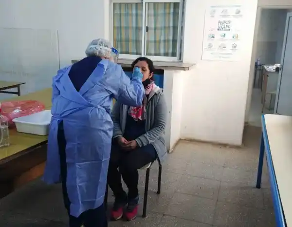 Más de 220 docentes y auxiliares fueron testeados voluntariamente en Chascomús
