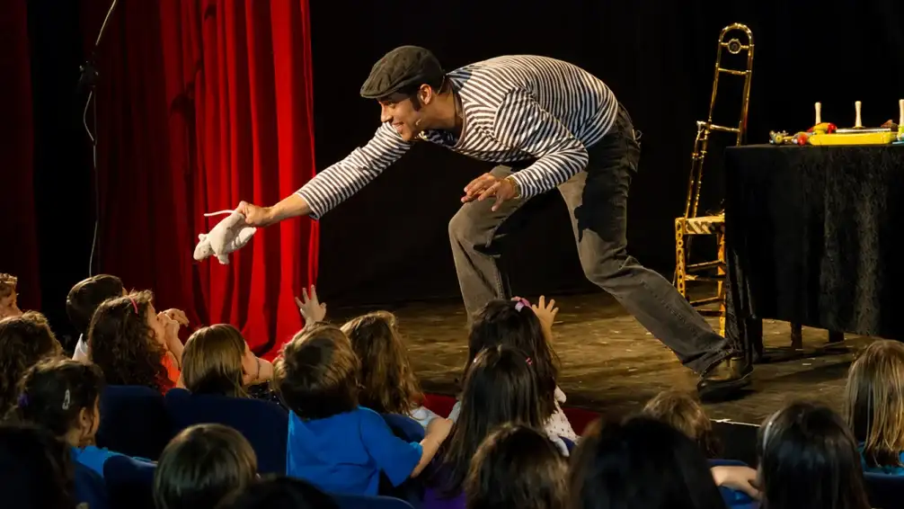 El programa busca acercar el teatro a estudiantes de nivel primario y secundario.