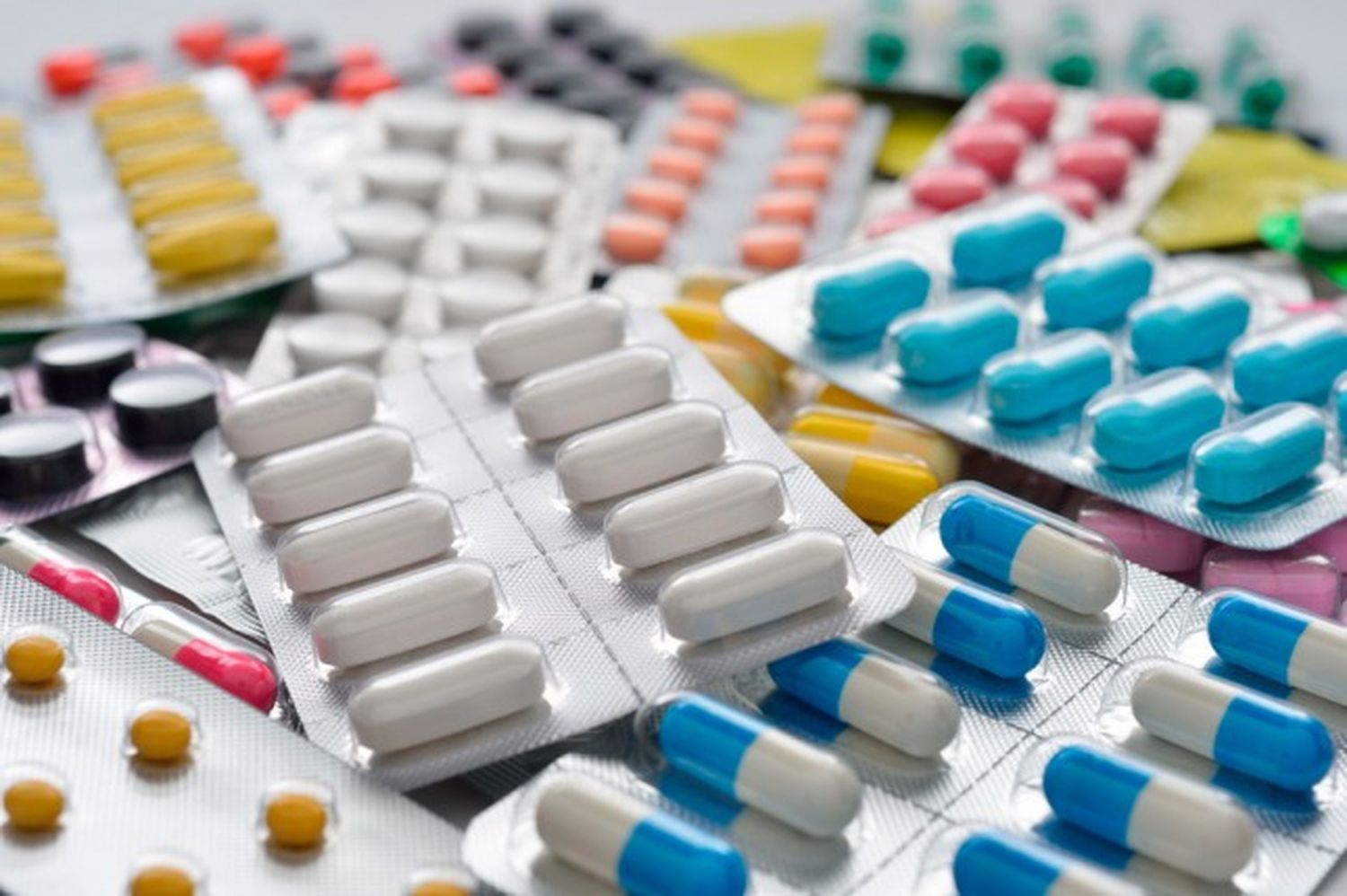 Prohíben marcas de ibuprofeno, diclofenac y otros medicamentos