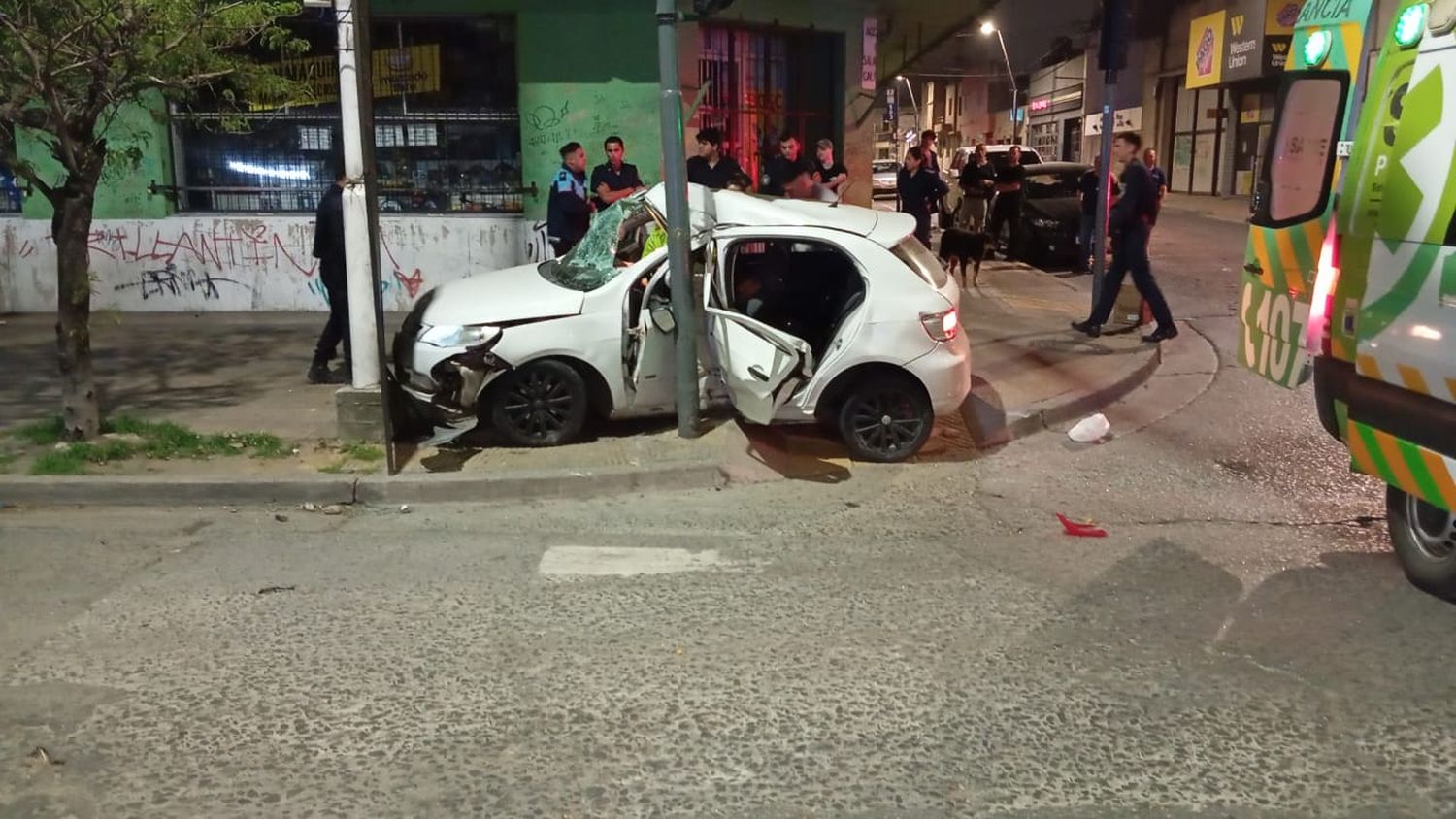 Siguen internados en terapia intensiva dos de los tres jóvenes accidentados durante la madrugada del viernes 1 en la esquina de avenida España y 9 de Julio.