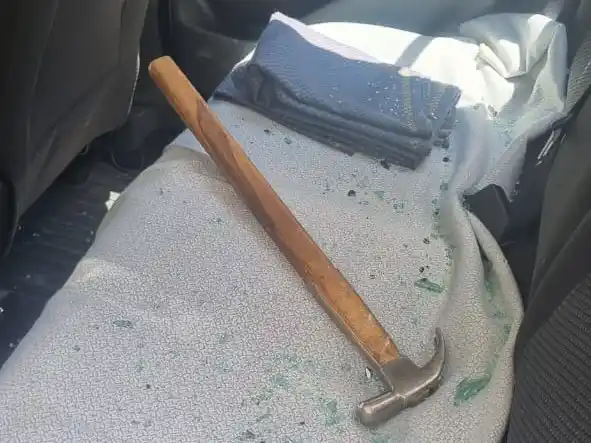 El vidrio de un auto se rompió luego de que un martillo se cayera desde una obra en construcción en pleno centro