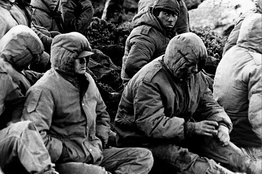 Soldados argentinos en Malvinas, capturados por las tropas inglesas
