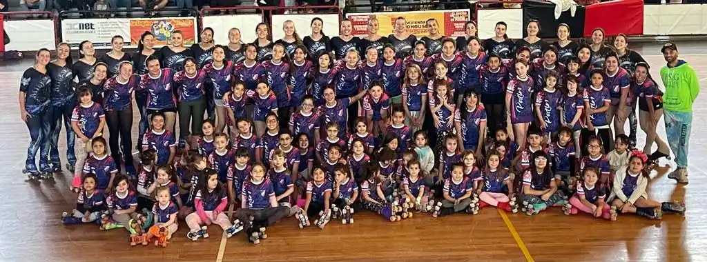Las 95 patinadoras del Club Jorge Newbery, organizadoras del Festival, probando en el estadio Olimpia