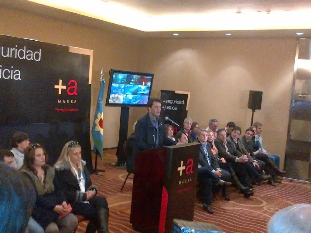 Elecciones 2013: Massa recibió a víctimas y presentó plan de seguridad