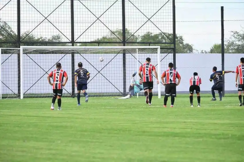 Defensores de Formosa superó a Villa del Rosario en un partido caliente