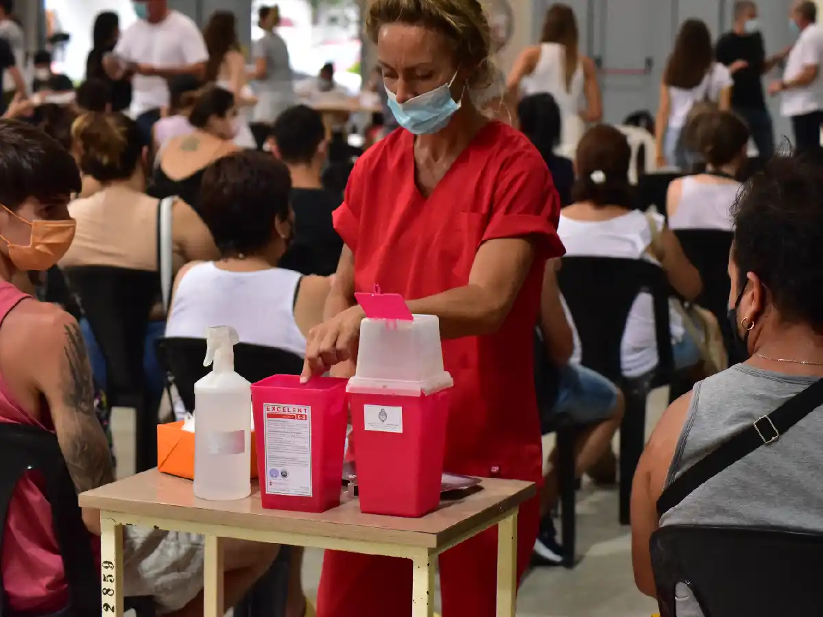 Vacunan a mayores de 18 años con tercera dosis anti covid este martes