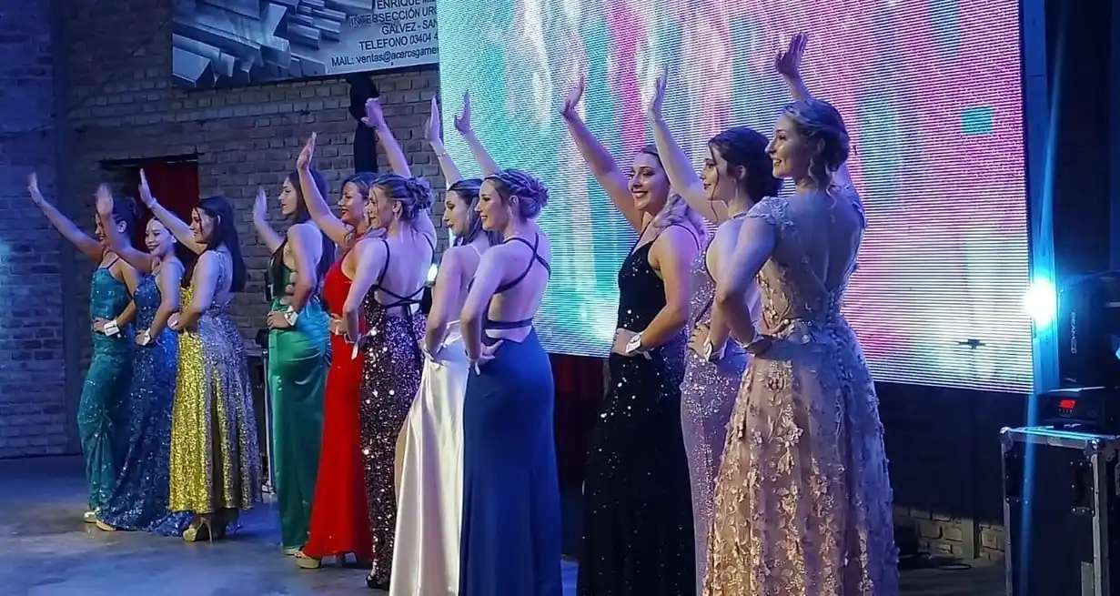 Las postulantes saludan al público presente.