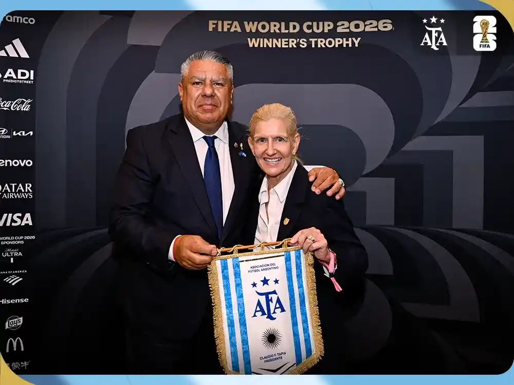 Claudio Tapia agradeció el gesto de la Football Association y de su presidenta, Debbie Hewitt, destacando el respeto y la cordialidad que caracterizan la relación entre ambas instituciones. Foto: AFA