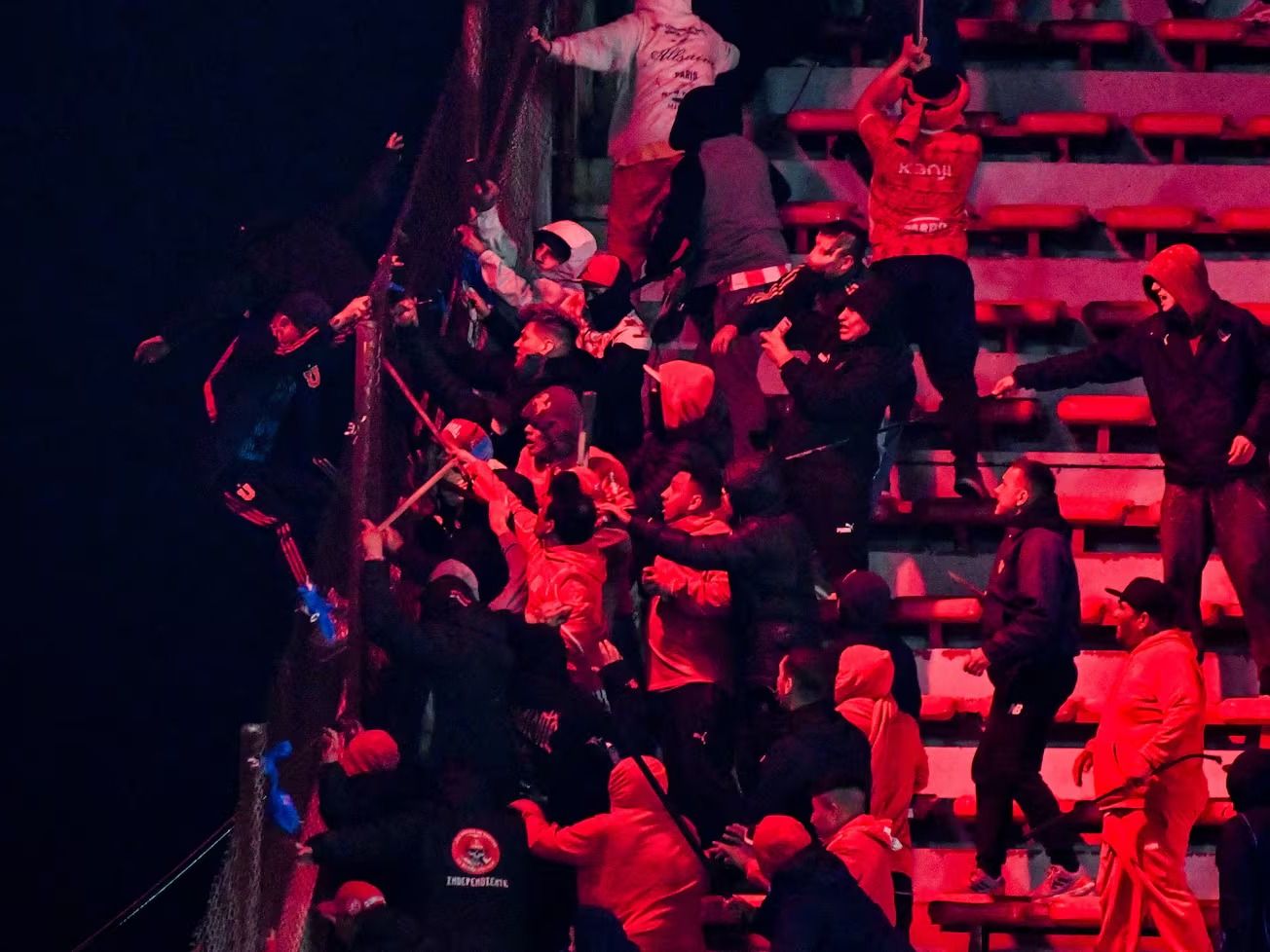 Hinchas de Independiente y la U de Chile se enfrentaron en Avellaneda (Reuters)