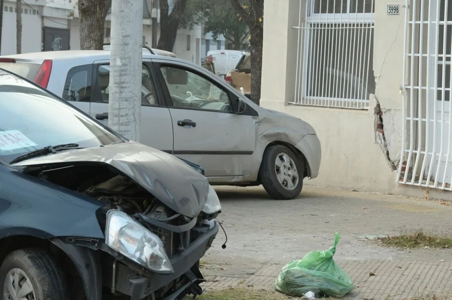 Un Ford Fiesta y un Toyota Etios colisionaron con fuerza en Domingo Silva y Las Heras.