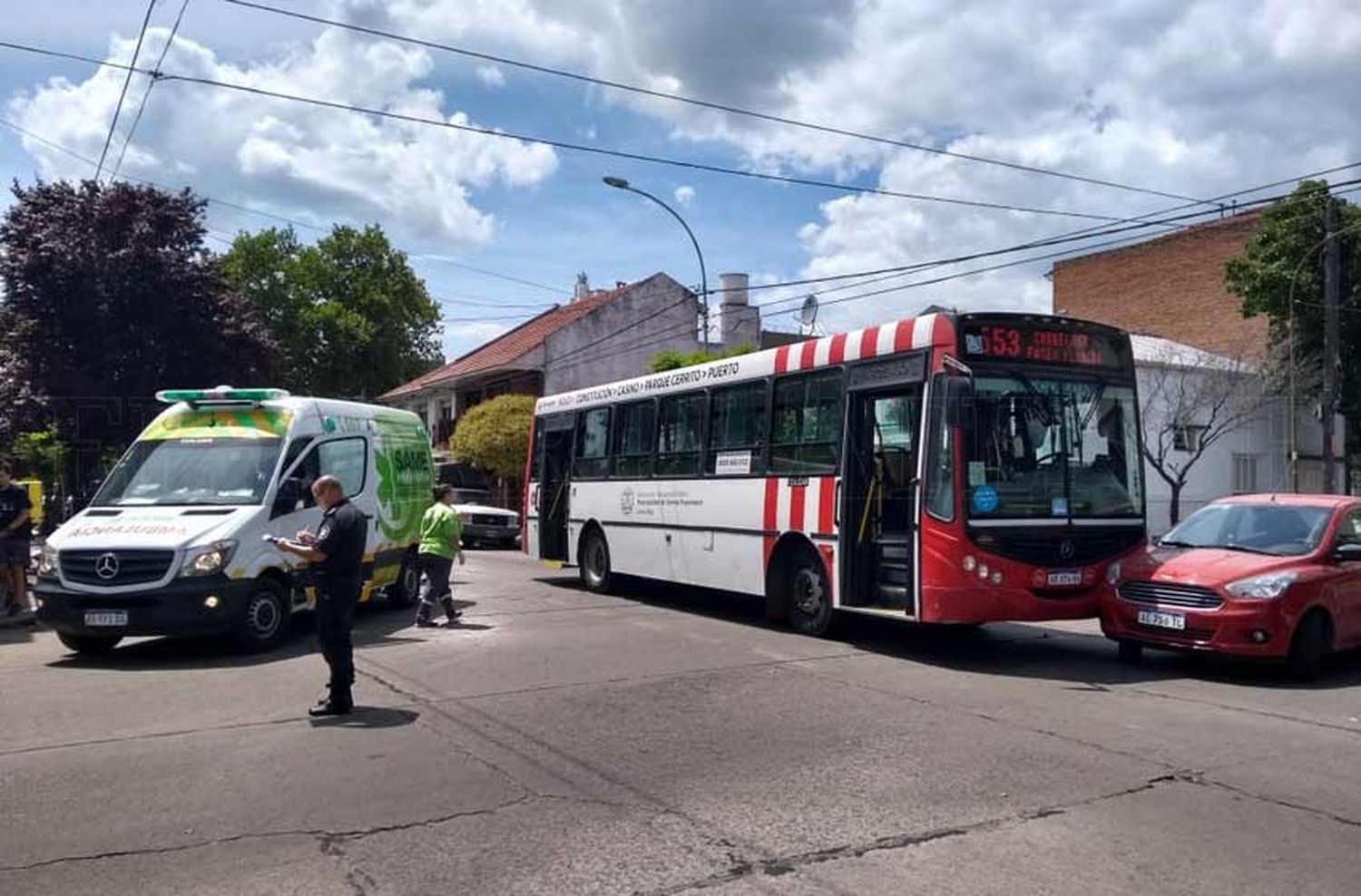 Un colectivo embistió un auto: hubo cuatro pasajeros hospitalizados