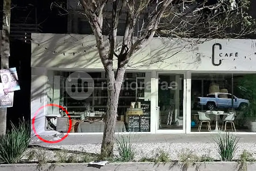 Imposible de creer: se metió a robar un comercio pasando por una casillita del gas