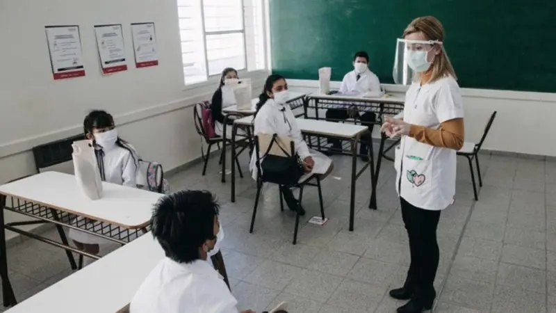 La Provincia piensa en un barbijo “de calidad” para los niños en las escuelas