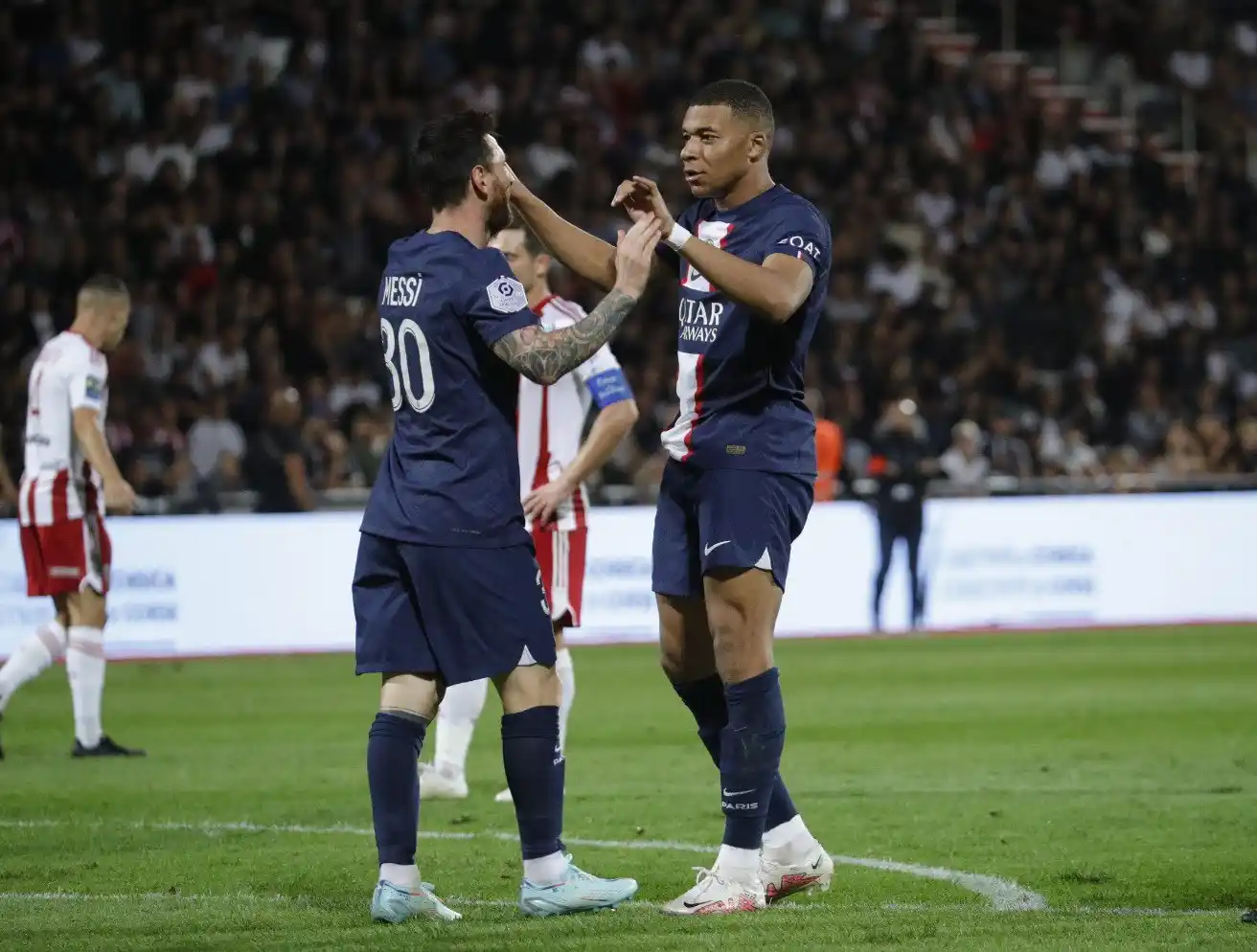 Messi y Mbappé lideran a PSG.