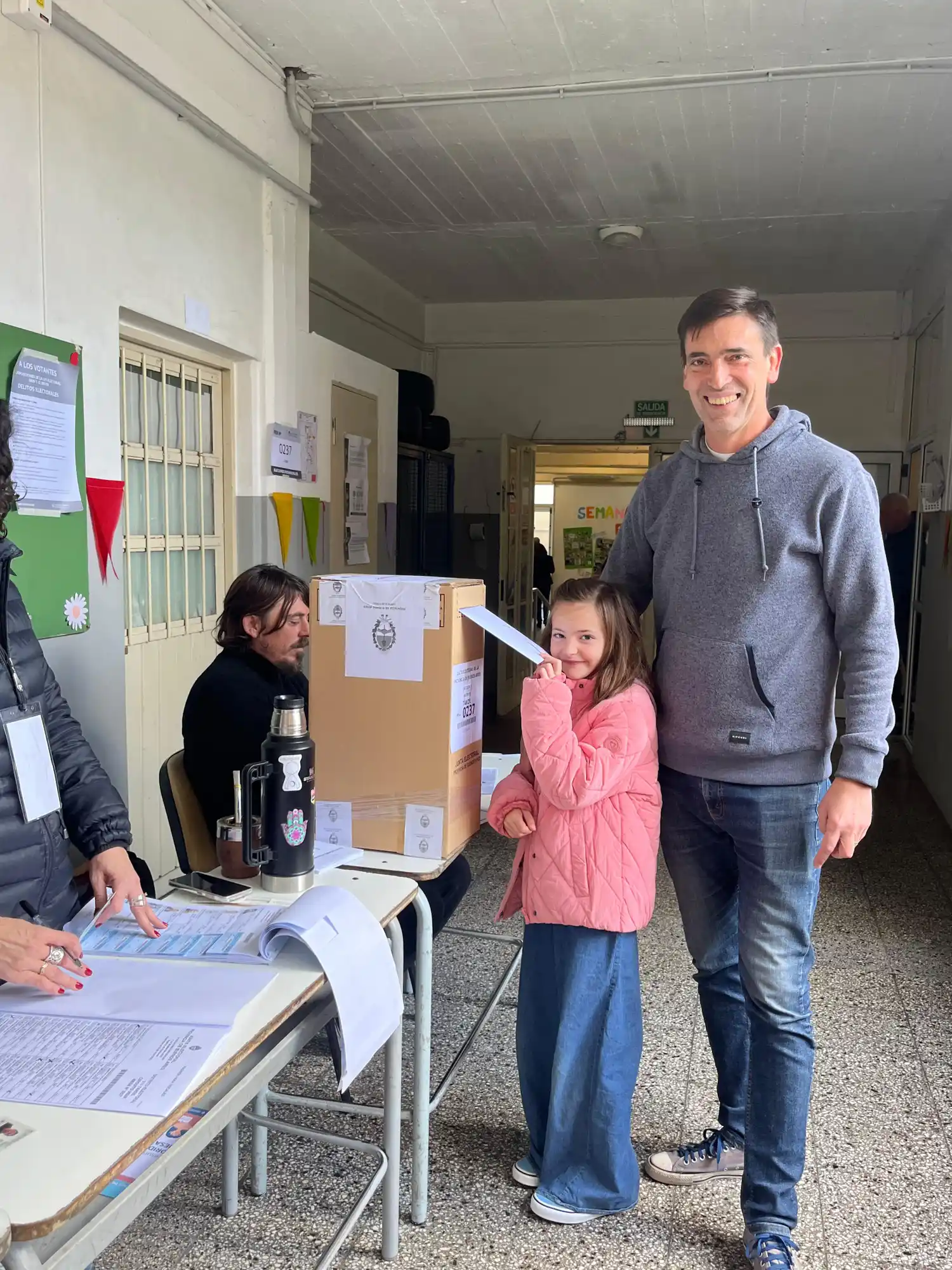 Rogelio Iparraguirre emitió su voto, a las 11:30 horas, en el Colegio Estrella de Belén.