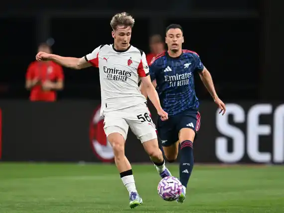 Milan cayó ante el Arsenal en su debut de pretemporada en Singapur