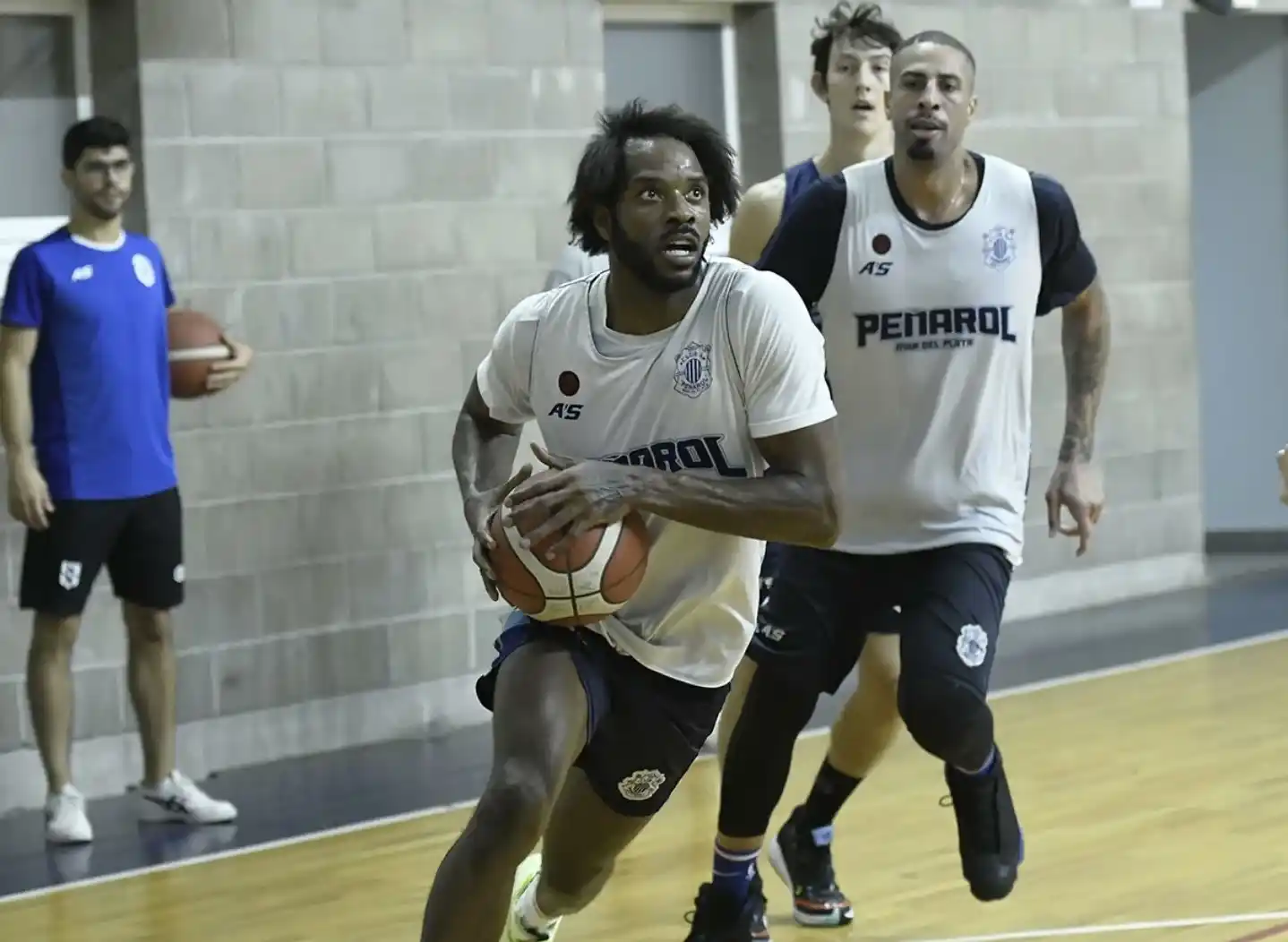 Peñarol entrena con plantel completo