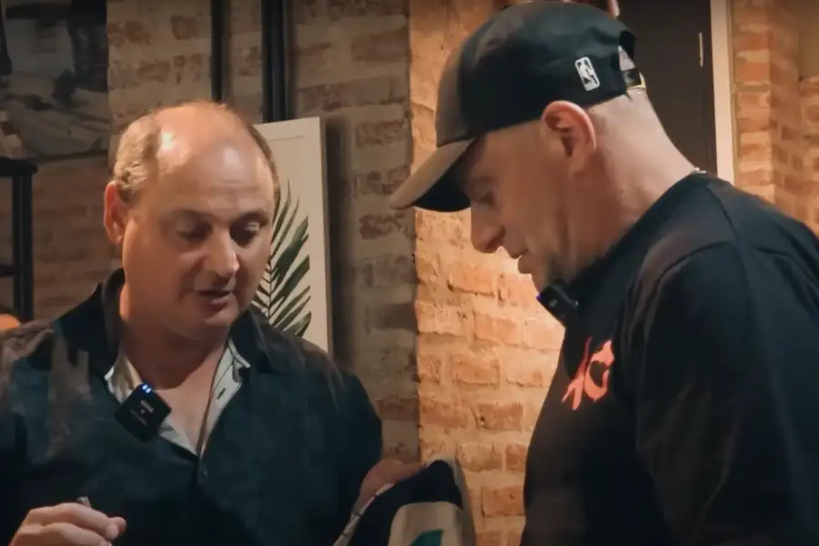 Pini Giusta y el Turco García autografiando una camiseta de Racing