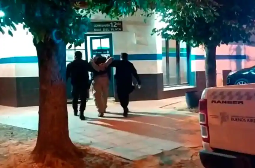 Manoseó a madre e hija y salió corriendo