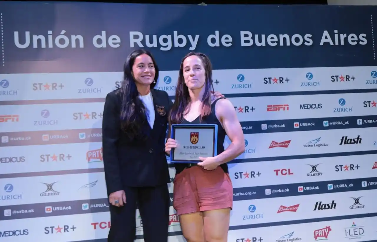 Lucía Petraccaro recibiendo el premio de la URBA.