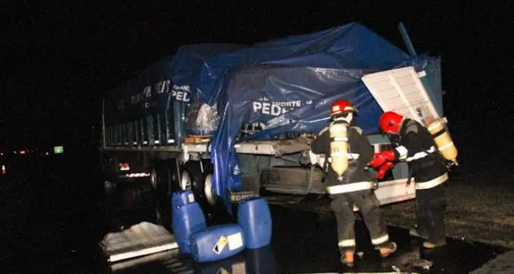 Chocaron dos camiones y hubo derrame de sustancias tóxicas