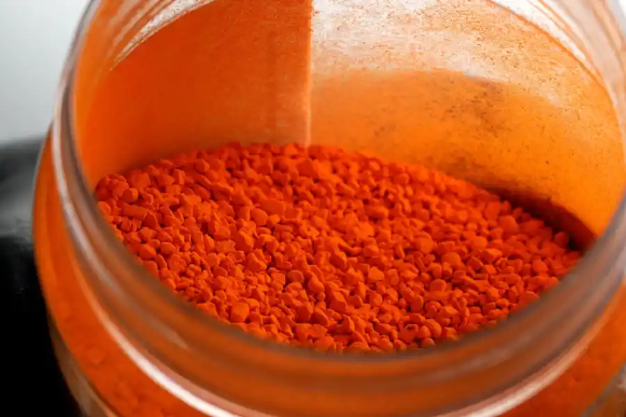 Un pote con tartracina, el colorante alimentario empleado para hacer ratones transparentesMatthew Christiansen/U.S. National Science Foundation