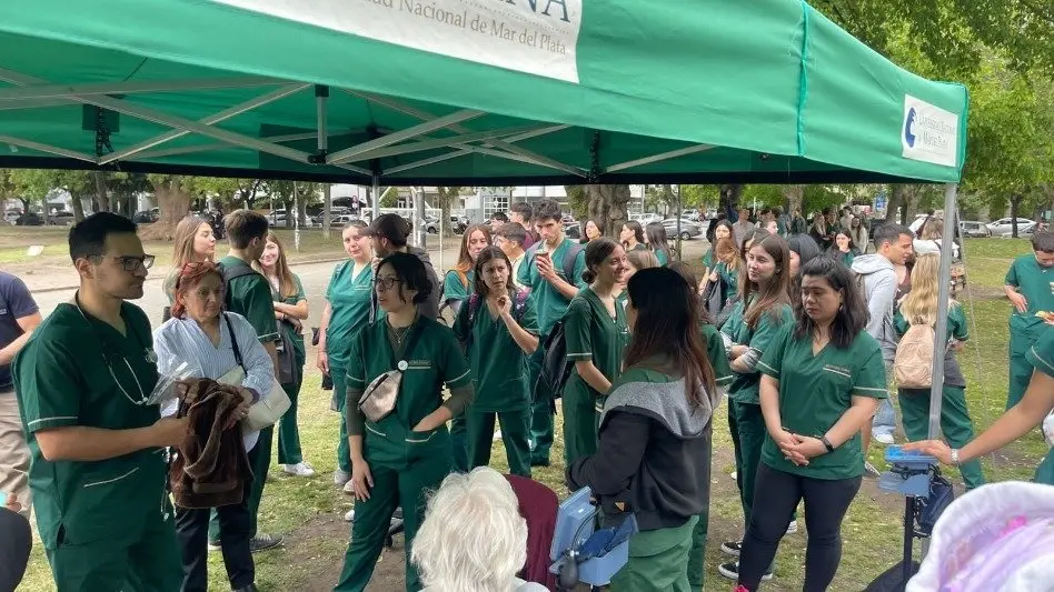 La Escuela Superior de Medicina realiza talleres y seminarios en las plazas Mitre, Pueyrredón y España