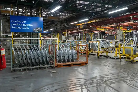 Peugeot paraliza la producción en El Palomar y adelanta vacaciones del personal